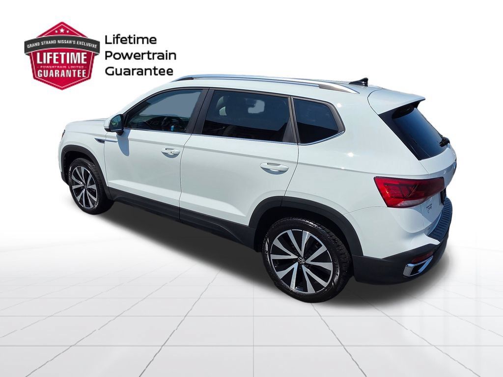 Used 2024 Volkswagen Taos SE w/ Panoramic Sunroof Package FWD image 3