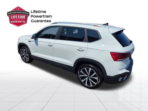 Used 2024 Volkswagen Taos SE w/ Panoramic Sunroof Package FWD image 3