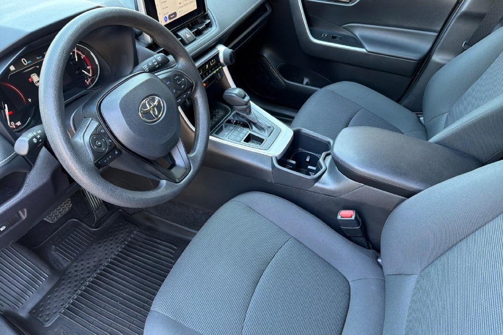 Used 2025 Toyota RAV4 LE AWD/4WD image 7