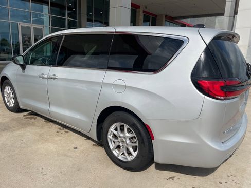 Used 2024 Chrysler Pacifica Touring-L FWD image 13