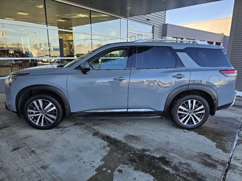 Used 2022 Nissan Pathfinder Platinum w/ Lighting Package (N93) image 2