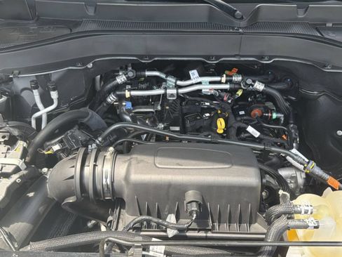 Used 2024 Ford Explorer XLT AWD/4WD image 16