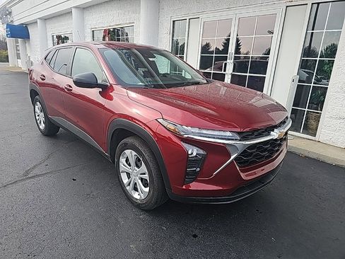 Used 2025 Chevrolet Trax LS image 2