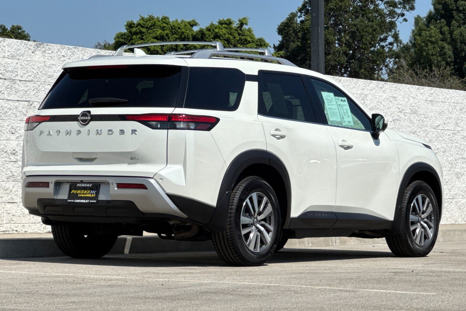 Used 2022 Nissan Pathfinder SL FWD image 4