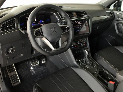 Used 2024 Volkswagen Tiguan SE R-Line image 28