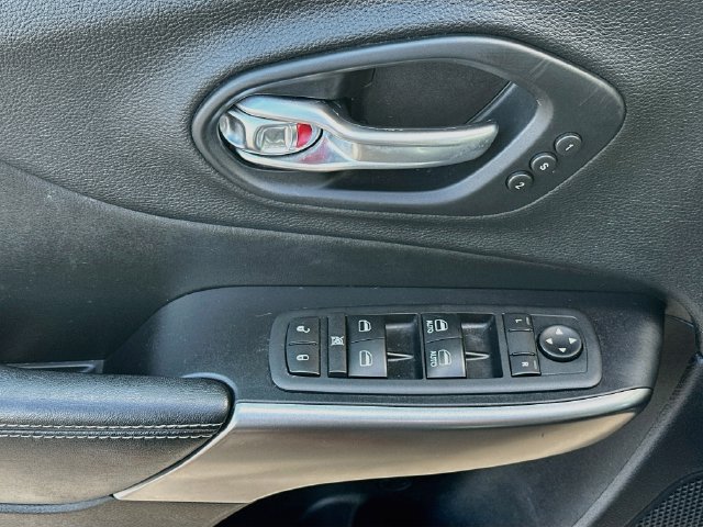 Used 2020 Jeep Cherokee Limited AWD/4WD image 18