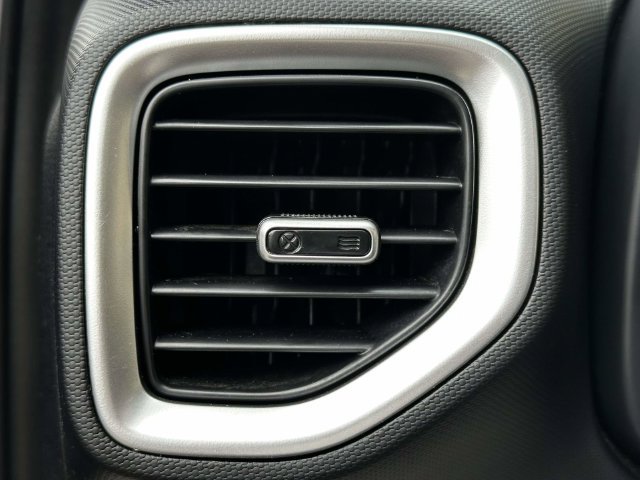Used 2024 Hyundai Venue SEL FWD image 25