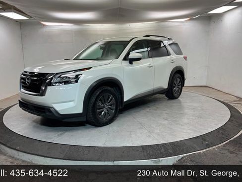 Used 2022 Nissan Pathfinder SV image 1