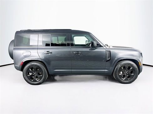 Used 2025 Land Rover Defender 110 S image 4