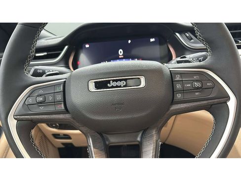 Used 2023 Jeep Grand Cherokee Limited w/ Black Appearance Package image 15