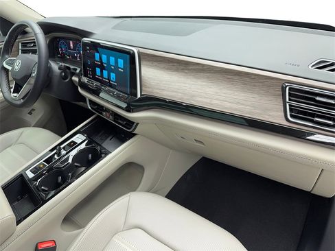 Used 2025 Volkswagen Atlas SEL image 44
