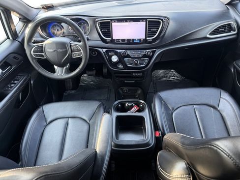 Used 2025 Chrysler Pacifica Select FWD image 13