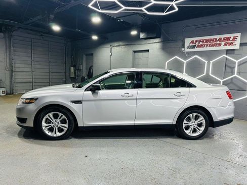 Used 2017 Ford Taurus SE FWD image 3