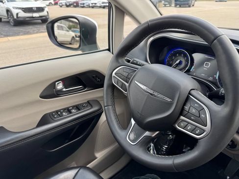 Used 2023 Chrysler Pacifica Touring-L FWD image 21