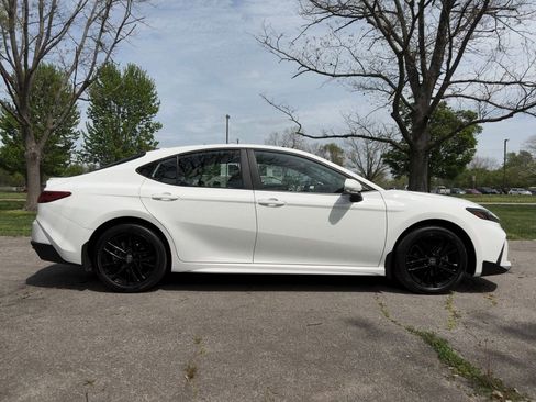 Used 2025 Toyota Camry SE w/ Convenience Package image 36