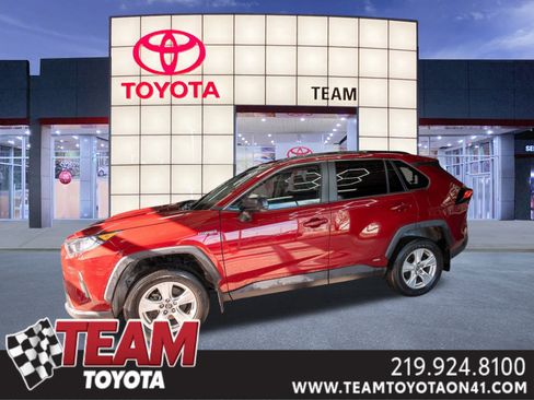 Used 2021 Toyota RAV4 LE image 1