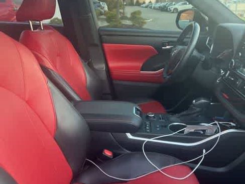 Used 2022 Toyota Highlander XSE image 9