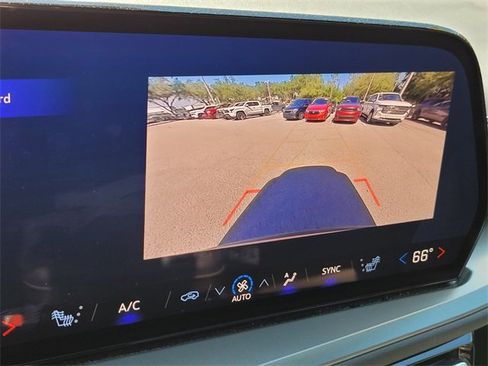 Used 2025 Chevrolet Traverse LT image 32