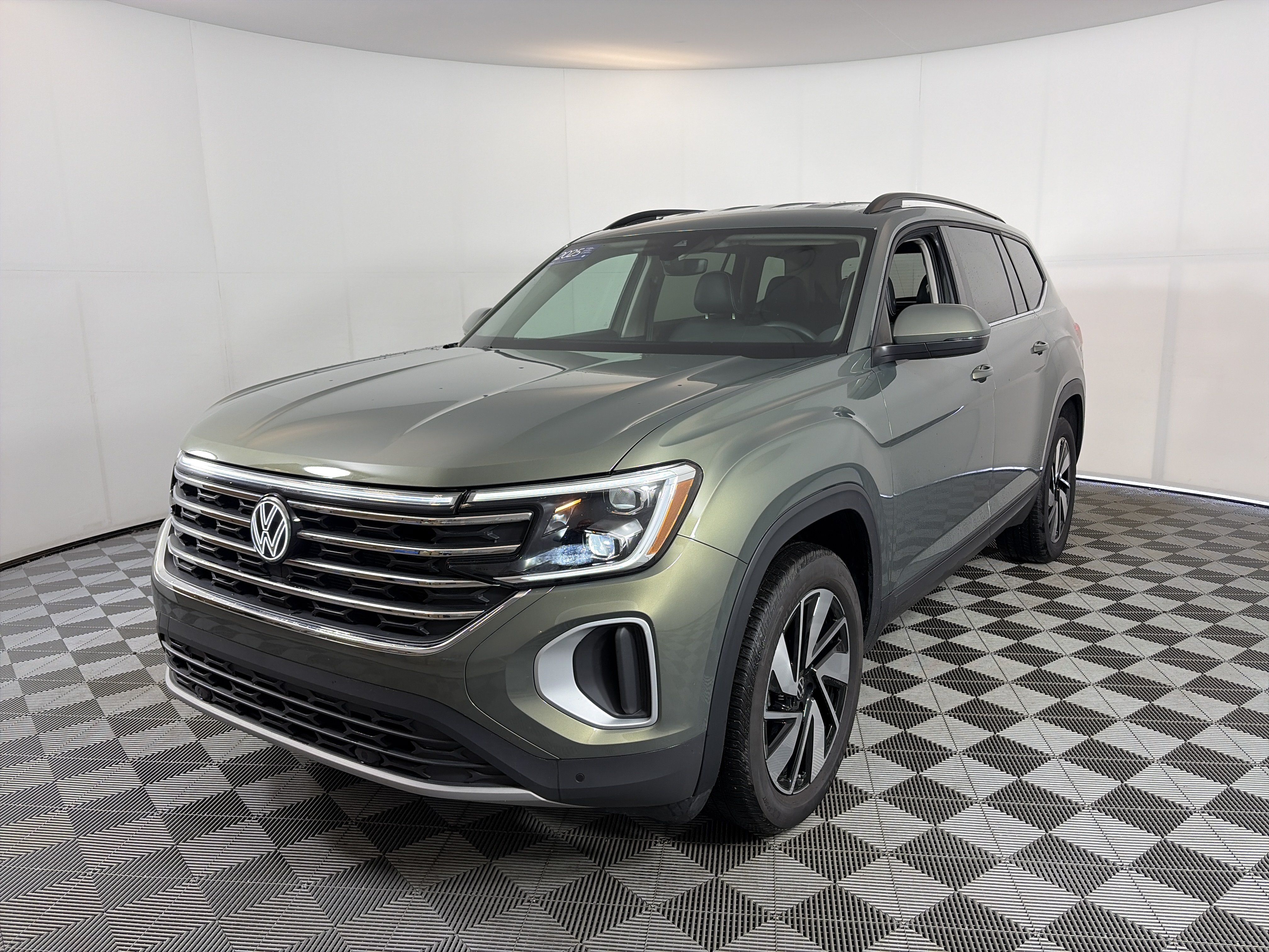 Used 2025 Volkswagen Atlas SE AWD/4WD image 2