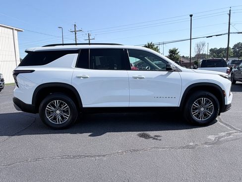 Used 2025 Chevrolet Traverse LT FWD image 4