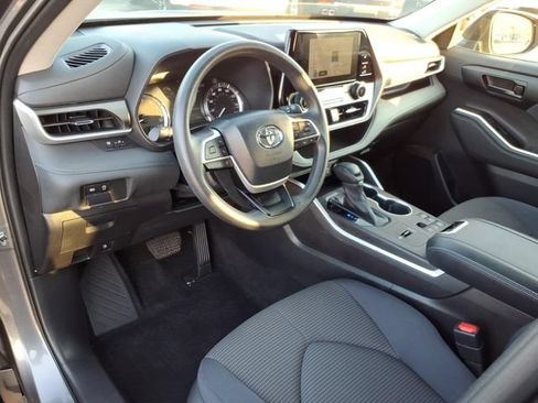 Used 2023 Toyota Highlander L FWD image 3