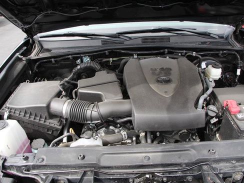 Used 2022 Toyota Tacoma SR5 w/ Technology Package image 32