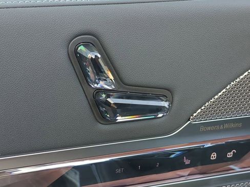 Used 2024 BMW i7 xDrive60 image 19