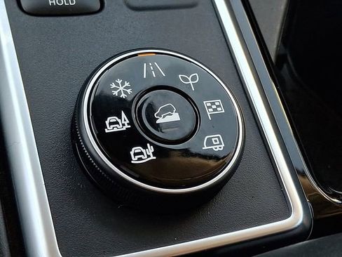 Used 2025 Nissan Pathfinder SV image 19