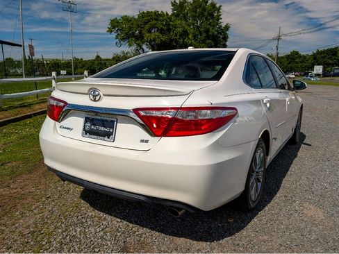 Used 2017 Toyota Camry SE w/ Moonroof Package FWD image 5