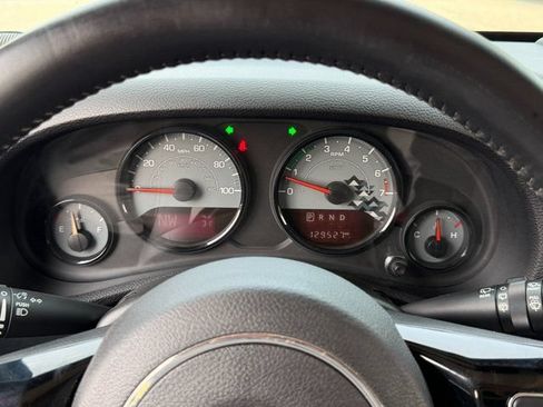 Used 2017 Jeep Wrangler Unlimited Sahara AWD/4WD image 5