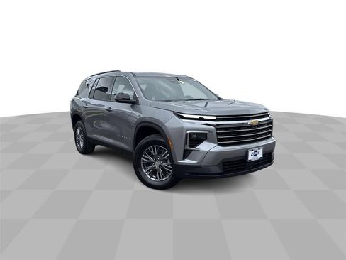 Used 2025 Chevrolet Traverse LT FWD image 1