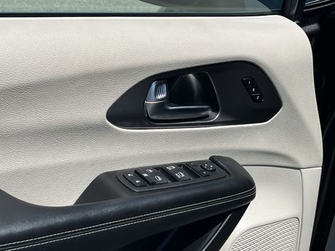 Used 2023 Chrysler Pacifica Touring-L FWD image 15