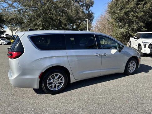 Used 2024 Chrysler Pacifica Touring-L image 2