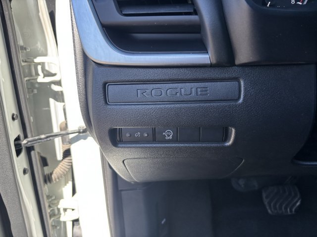 Used 2024 Nissan Rogue S FWD image 32