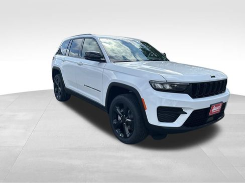 New 2025 Jeep Grand Cherokee Altitude image 8