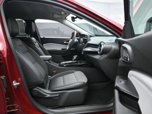 Used 2025 Chevrolet Trax LT FWD image 27