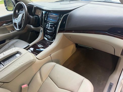 Used 2015 Cadillac Escalade Luxury AWD/4WD image 9