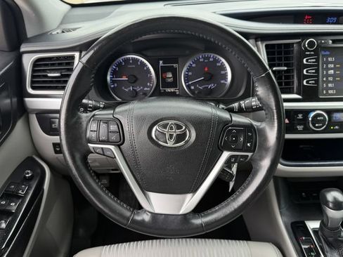 Used 2018 Toyota Highlander Plus FWD image 13