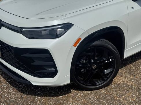 New 2026 Volkswagen Tiguan SE R-Line FWD image 3