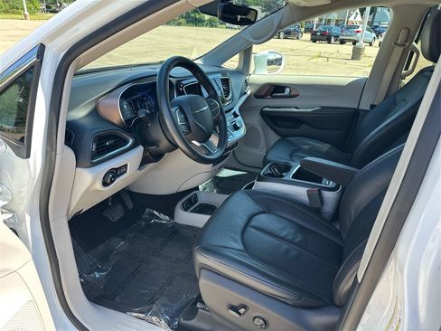 Used 2017 Chrysler Pacifica Touring-L Plus FWD image 9