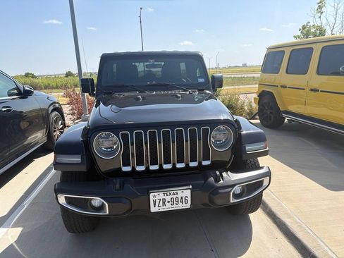 Used 2018 Jeep Wrangler Unlimited Sahara AWD/4WD image 4