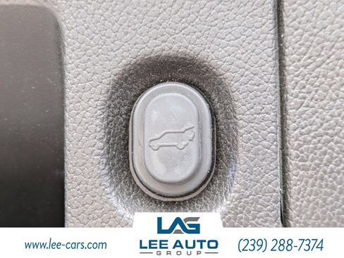 Used 2018 Chevrolet Tahoe Premier RWD image 11