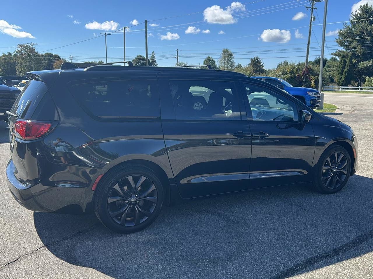 Used 2019 Chrysler Pacifica Touring-L w/ Advanced Safetytec Group FWD image 4