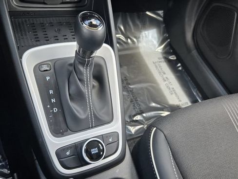 Certified 2025 Hyundai Venue Limited FWD image 19