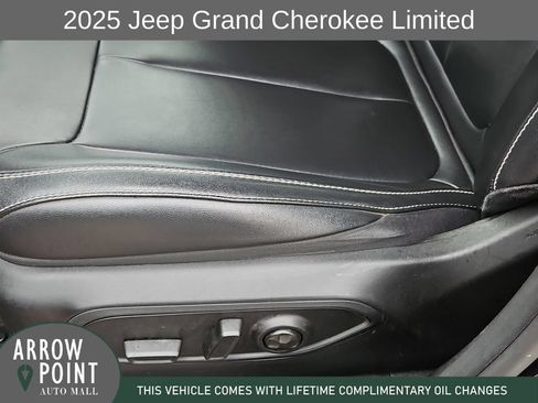 Used 2025 Jeep Grand Cherokee Limited AWD/4WD image 23