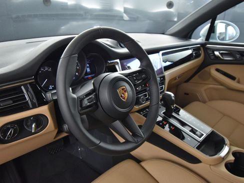 New 2026 Porsche Macan image 4
