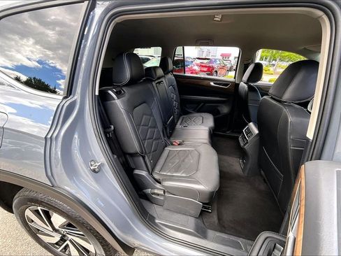 Used 2025 Volkswagen Atlas SE AWD/4WD image 16