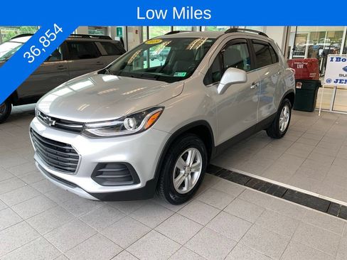Used 2019 Chevrolet Trax LT w/ LT Convenience Package AWD/4WD image 2
