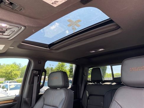 Used 2023 Chevrolet Silverado 1500 High Country w/ High Country Premium Package AWD/4WD image 24
