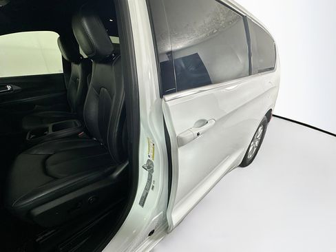 Used 2025 Chrysler Pacifica Select FWD image 12